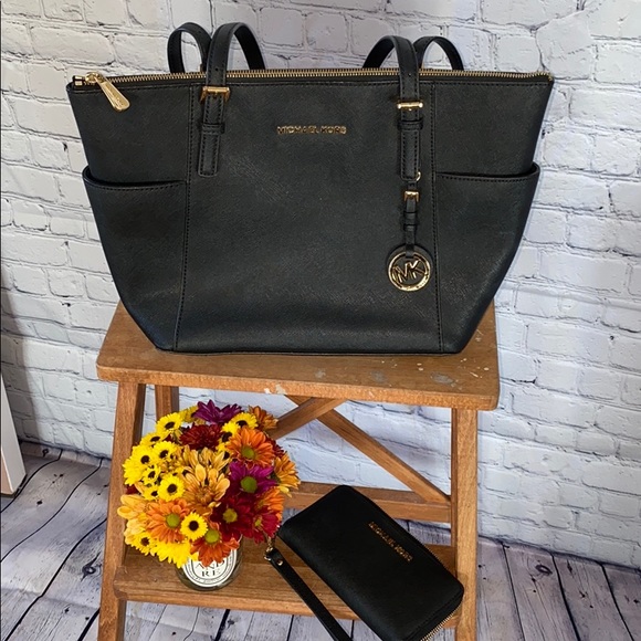 Michael Kors Handbags - Authentic Michael Kors Purse
